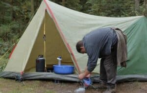 Mann wäscht sein Campingzelt (NF)