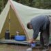 Mann wäscht sein Campingzelt (NF)