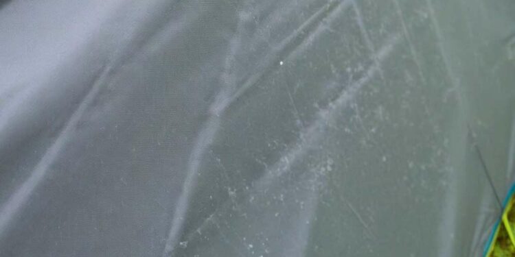 Graue Stockflecken im Zeltstoff am Campingzelt (NF)