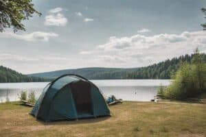 Zelt mit dunkler Schlafkabine auf Zeltplatz am See am Tag (NF)
