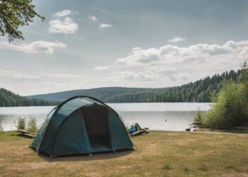 Zelt mit dunkler Schlafkabine auf Zeltplatz am See am Tag (NF)
