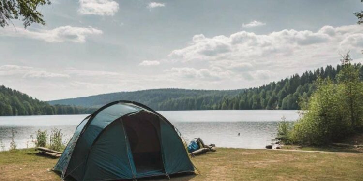 Zelt mit dunkler Schlafkabine auf Zeltplatz am See am Tag (NF)