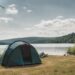 Zelt mit dunkler Schlafkabine auf Zeltplatz am See am Tag (NF)