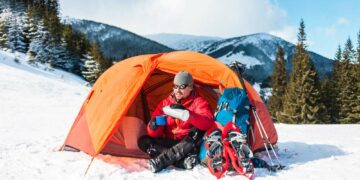 Zelten im Winter (depositphotos.com)