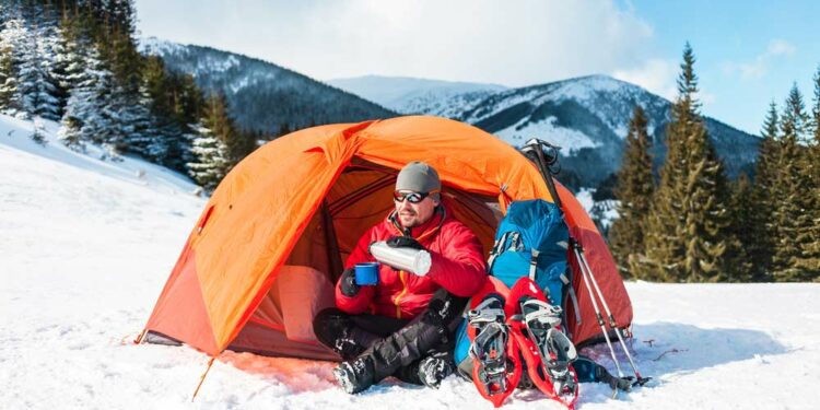 Zelten im Winter (depositphotos.com)