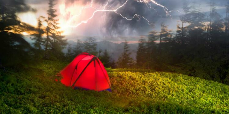 Zelt unter Gewitter Himmel (depositphotos.com)