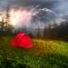 Zelt unter Gewitter Himmel (depositphotos.com)