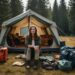 Camping Packliste Kleidung – Camperin vor dem Zelt mit übersichtlichem Gepäck