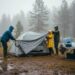 Zelt aufbauen bei Regen auf Campingplatz